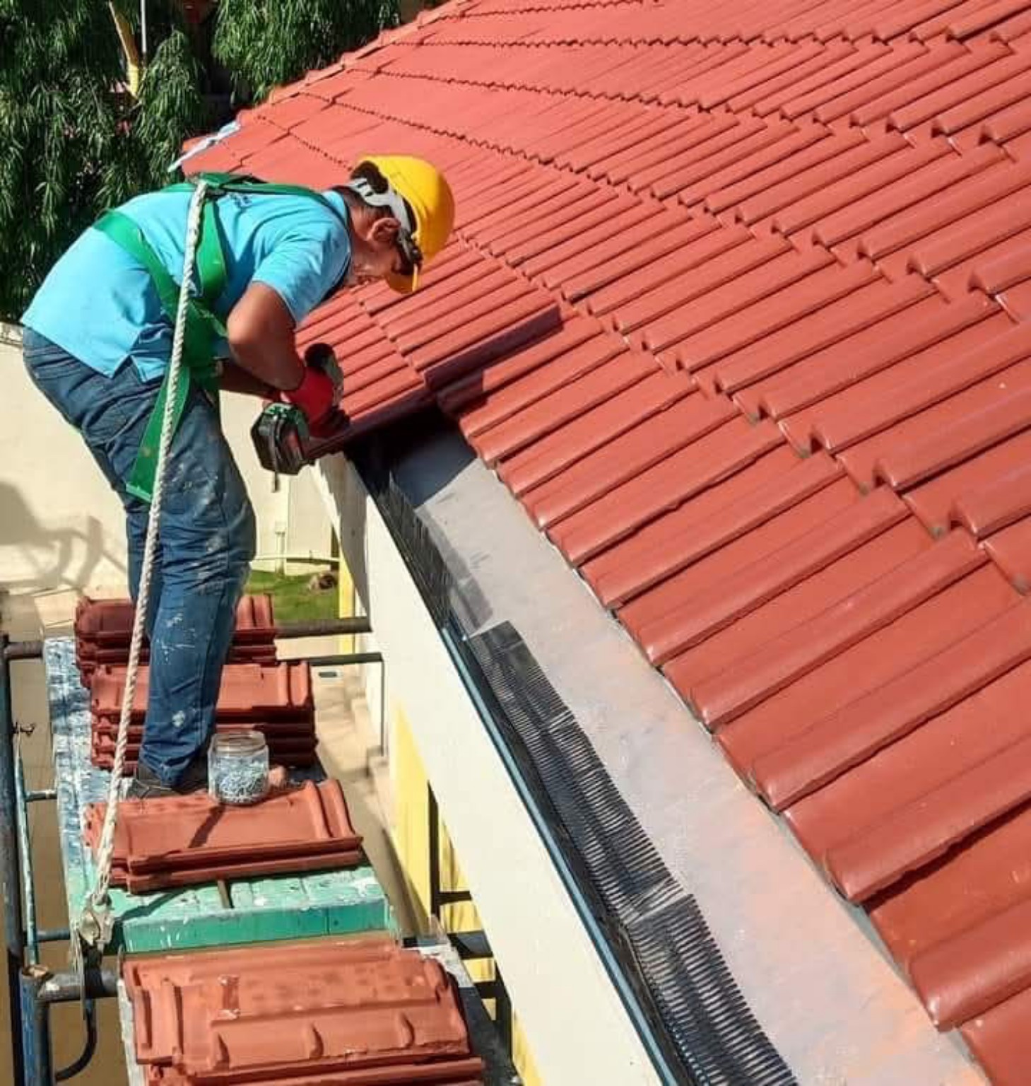 Kerja membaiki atap genting rumah dan metal deck kilang di Johor