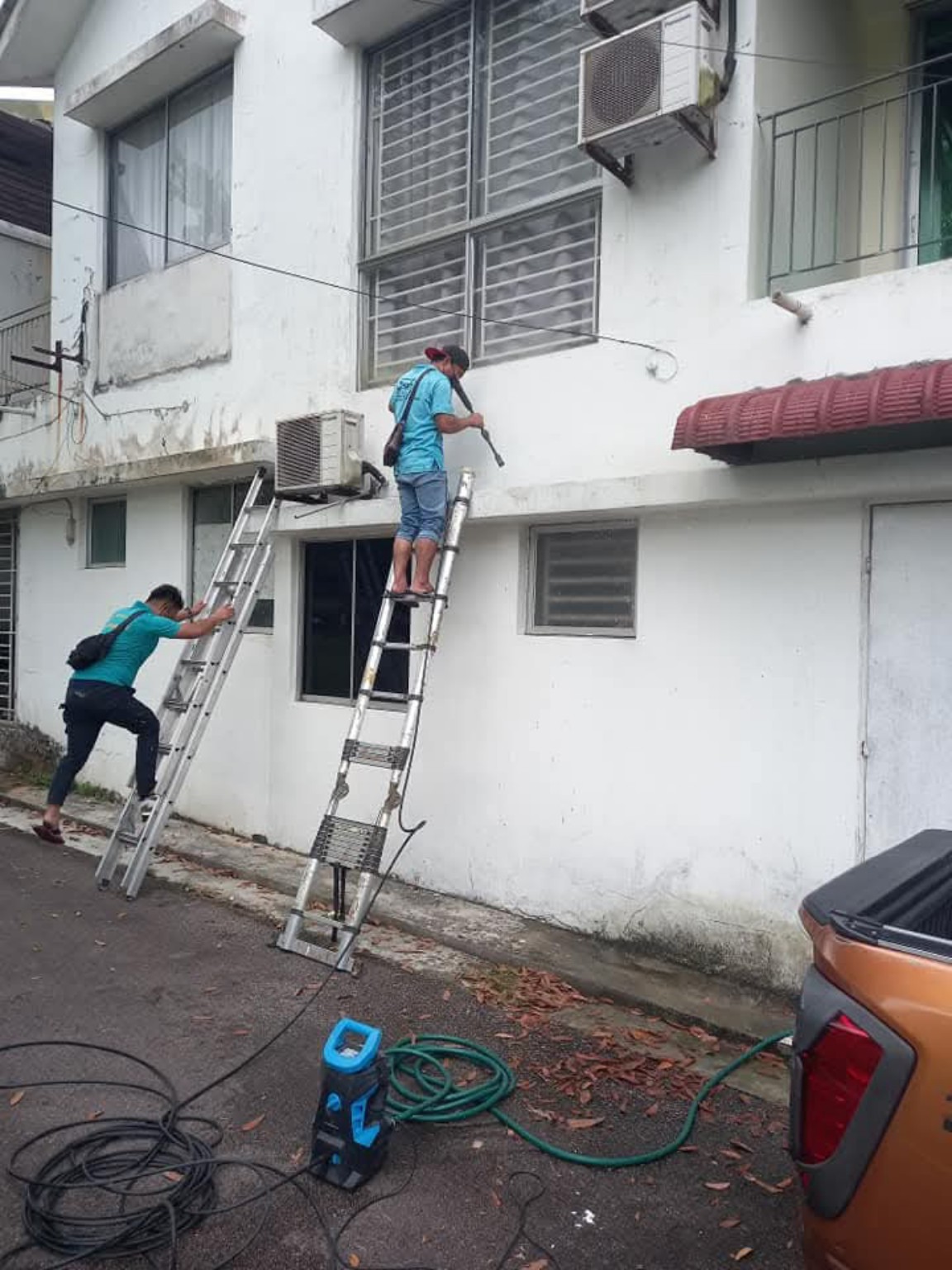 Aplikasi salutan kalis air waterproofing pada dinding luar dan parapet