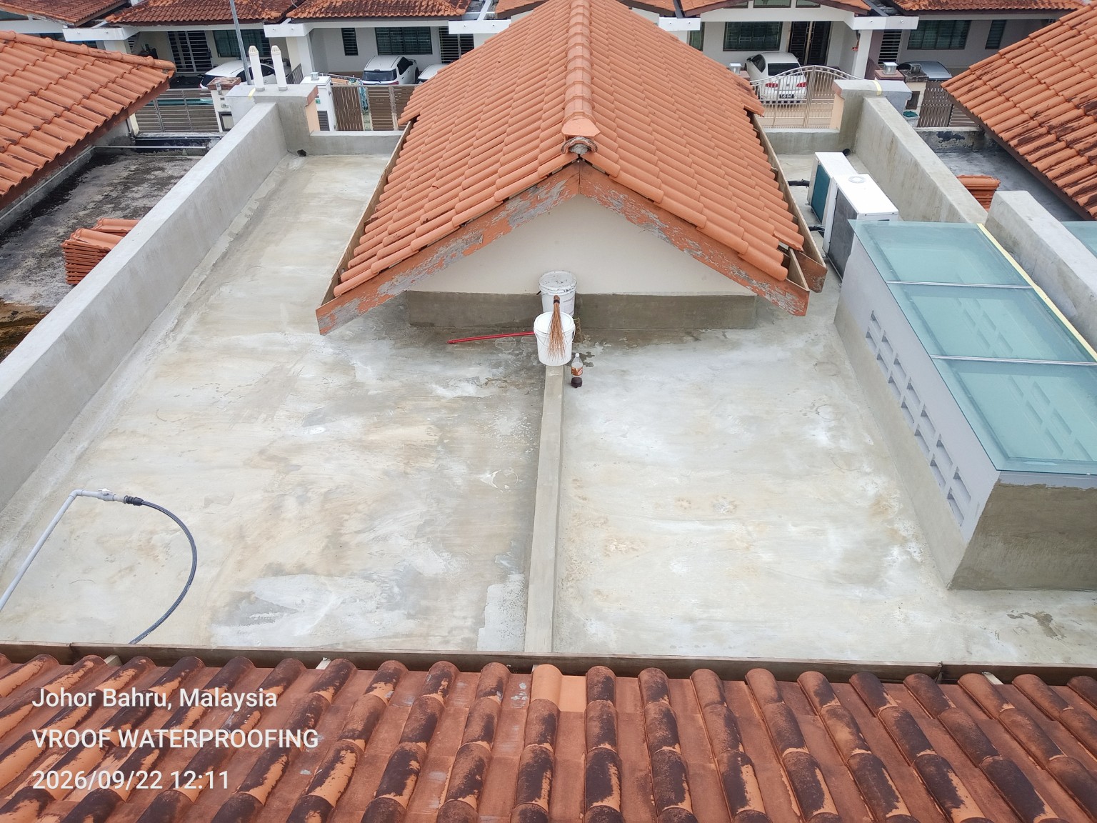 Pemeriksaan kawasan RC slab sebelum kerja waterproofing oleh VROOF di Johor Bahru